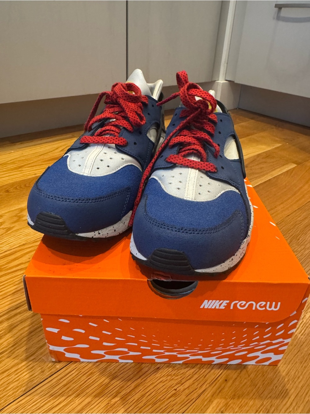 LIKE NEW: Nike Air Huarache Run: Women’s 11.5/Men’s 10 - Picture 3 of 4